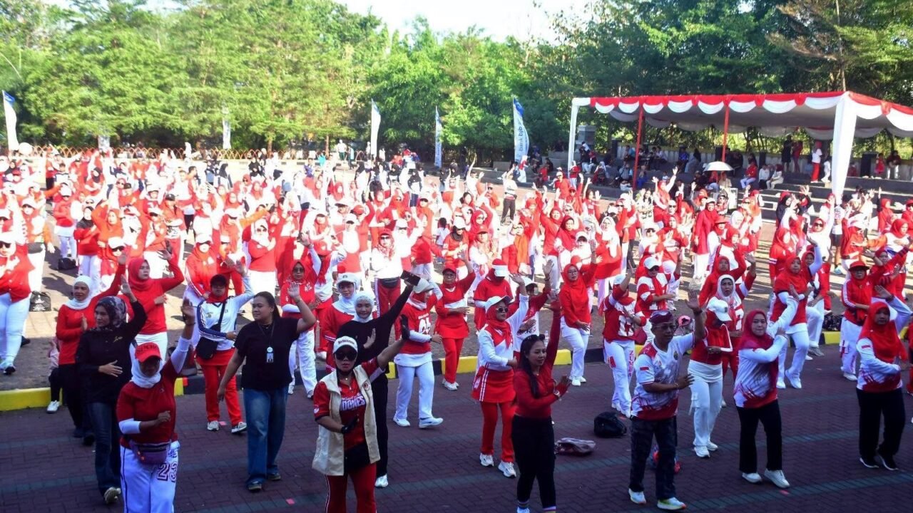 Ratusan Warga Padati Lapangan Cangehgar, Senam Bersama KORMI Meriahkan HJKS ke-156